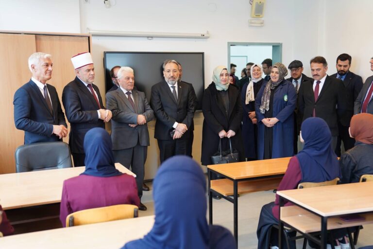 Diyanet İşleri Başkanı Arpaguş ve beraberindeki heyet, İsa Bey Medresesi Kalkandelen Kız Şubesi’ni ziyaret etti