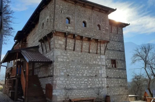 Arnavutluk’ta 550 Tarihi Kule Resmen Tescillenecek