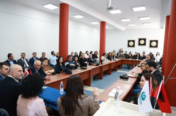 Türk yazar Tarık Tufan, Arnavutluk’ta okurlarla buluştu