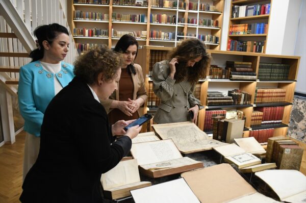 Arnavutluk Ulusal Kütüphanesi “Balkan kültürel mozaiği” konulu sergiyi açtı