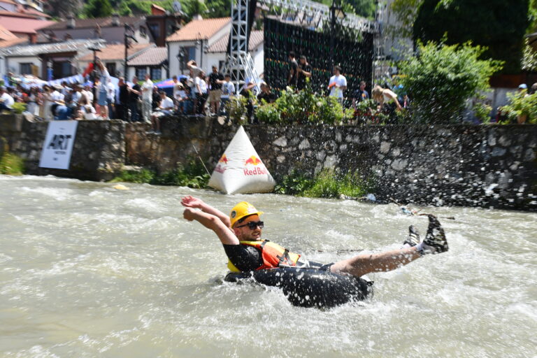 Prizren’de adrenalin tutkunları Akdere Nehri’nde şambrellerle rafting yaptı