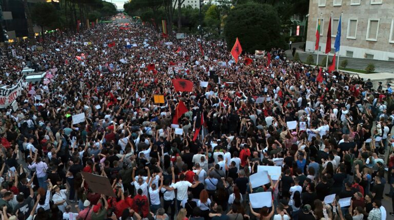 Arnavutluk’ta Zvërnec projesine karşı protestolar sürüyor