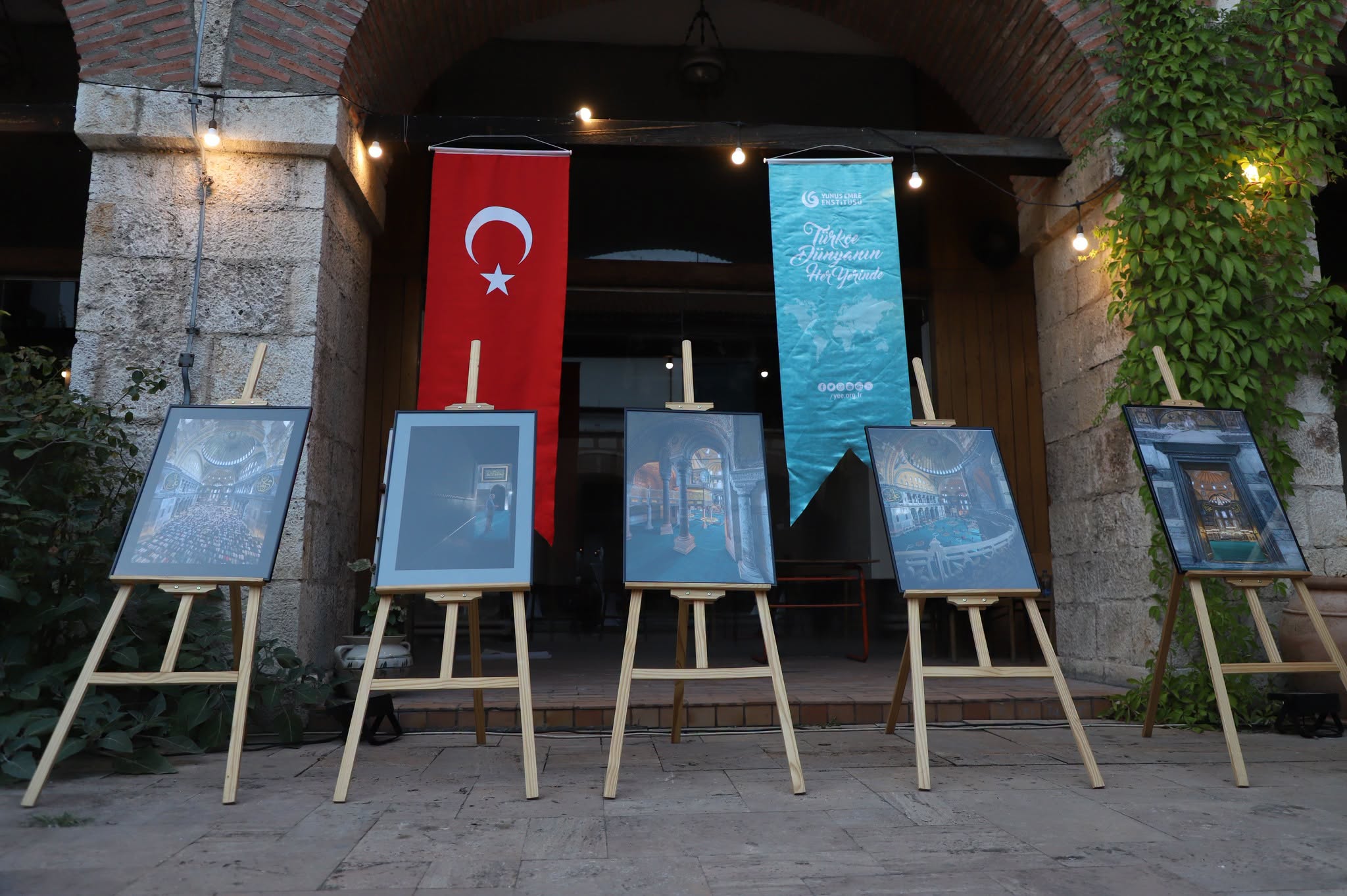 Üsküp’te “Ayasofya-Sessizliğin Işığı” sergisi açıldı