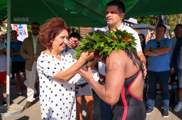 Cumhurbaşkanı Davkova, 39. Ohri Yüzme Maratonu’nun kazananlarına ödüllerini takdim etti