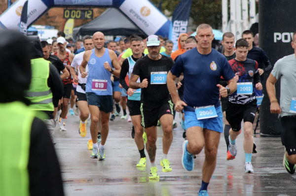 Sırbistan’da Novi Sad Maratonu yağmur altında koşuldu