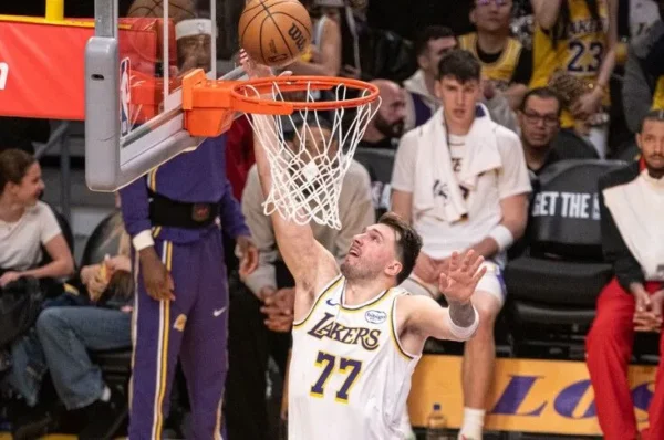 NBA’de Lakers, Sloven basketbolcu Doncic’in 52 sayı attığı maçı kazanarak 3’te 3 yaptı